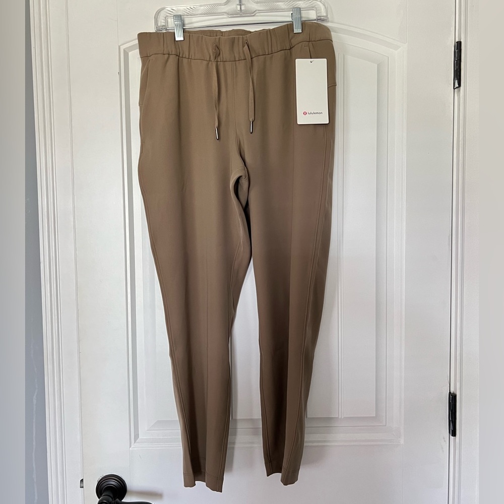 Lululemon On the Fly Woven 7/8 Pant